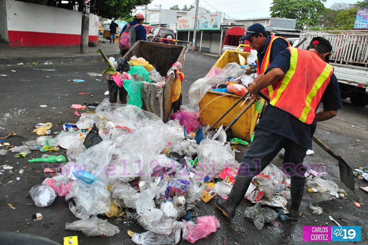 Contin&uacute;a la guerra contra la basura en los mercados de Managua